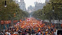 Una protesta "antifascista" intenta boicotear la marcha por la unidad de España en Barcelona