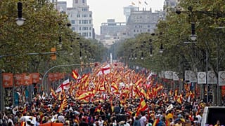 Una protesta "antifascista" intenta boicotear la marcha por la unidad de España en Barcelona