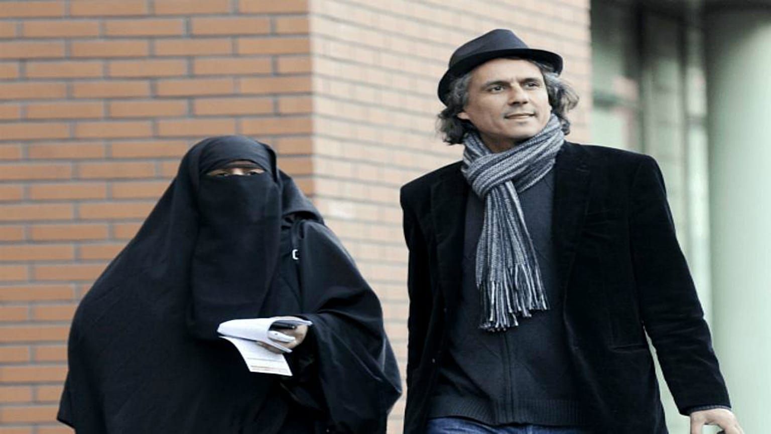 رجل الأعمال الجزائري رشيد نكاز الذي يتكفل بدفع غرامات المنقبات في أوروبا