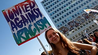 Berlino in piazza contro il razzismo