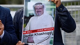 متظاهر يرفع صورة لخاشقجي أمام القنصلية السعودية في اسطنبول 5 -10-2018