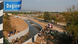 İzmir'de göçmenleri taşıyan kamyon devrildi, çok sayıda ölü var