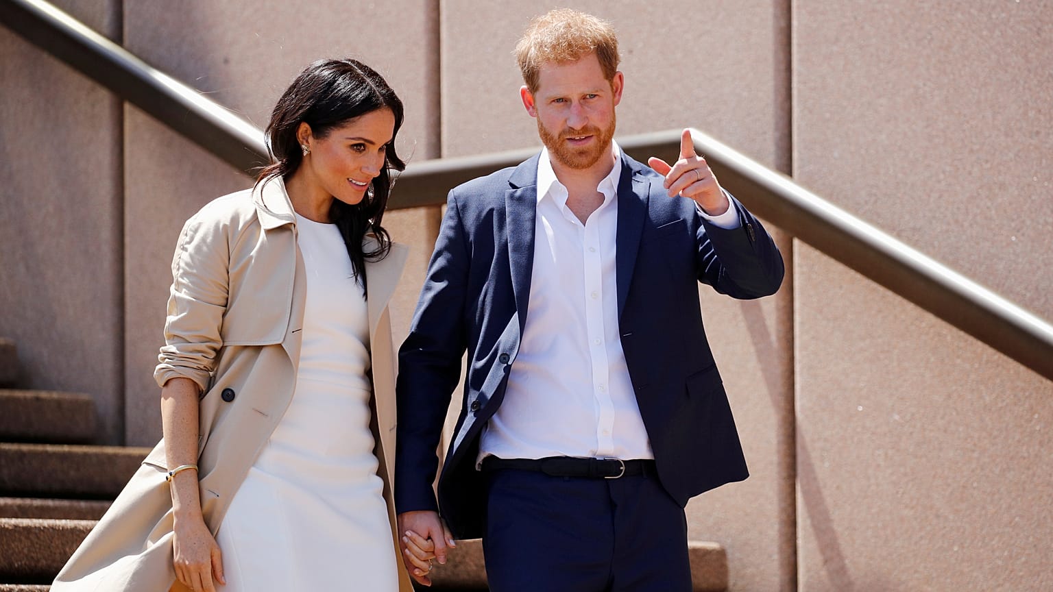 Meghan hercegné megmutatta gömbölyödő hasát