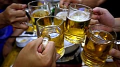 Vége lehet a korlátlan alkoholizálásnak a brit reptereken