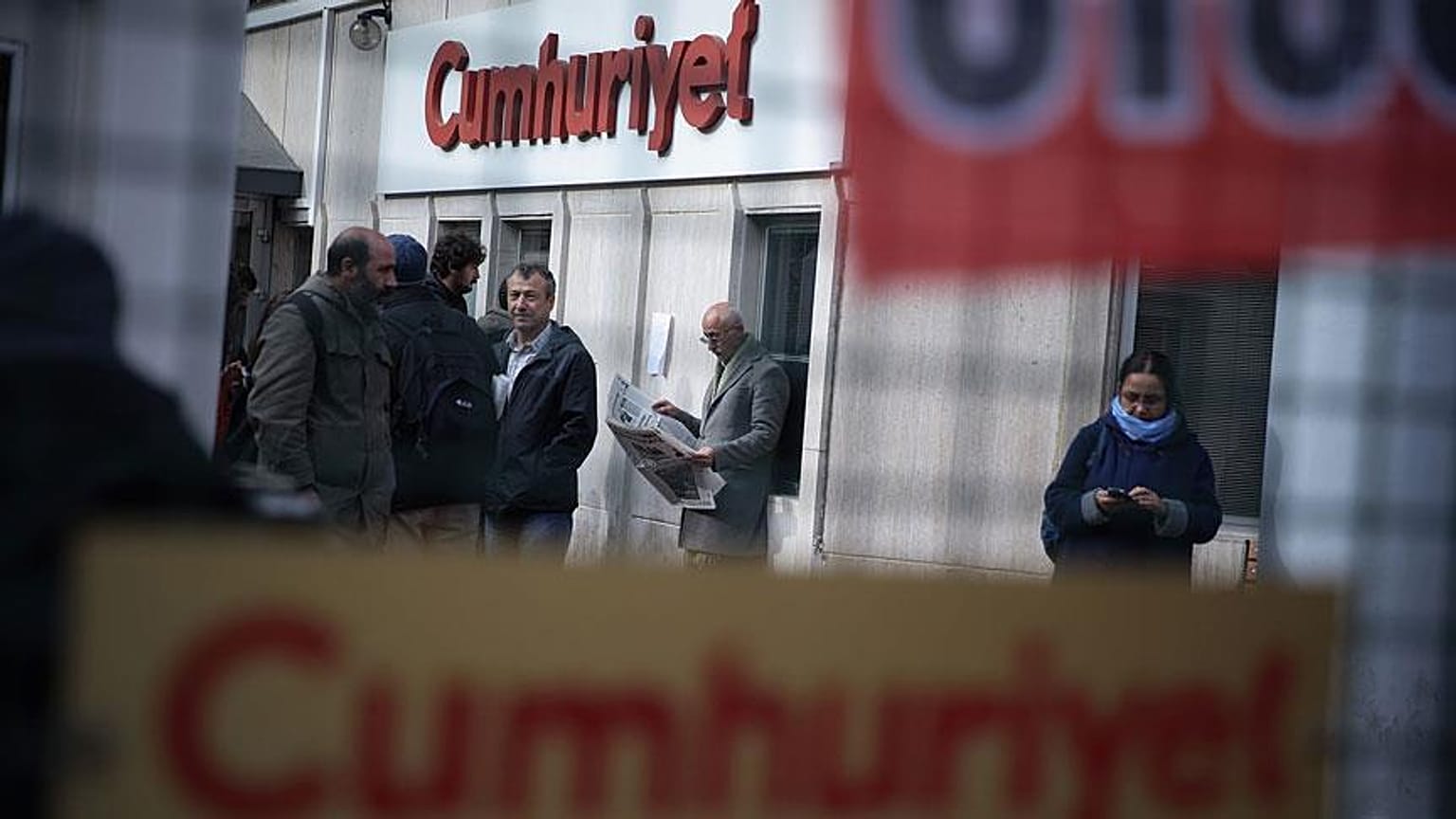 Cumhuriyet gazetesi davasında Can Dündar ve İlhan Tanır hakkında kırmızı bülten kararı