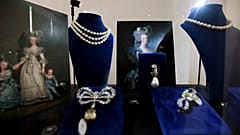 Fransa Kraliçesi Marie Antoinette'in milyarlarca dolarlık mücevherleri açık artırmada 