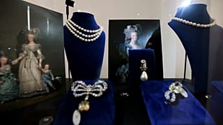 Fransa Kraliçesi Marie Antoinette'in milyarlarca dolarlık mücevherleri açık artırmada 