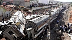 Νεκροί και τραυματίες από εκτροχιασμό τρένου