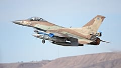 طائرات إسرائيلية تقصف أهدافا في غزة بعد سقوط صاروخ في بئر السبع
