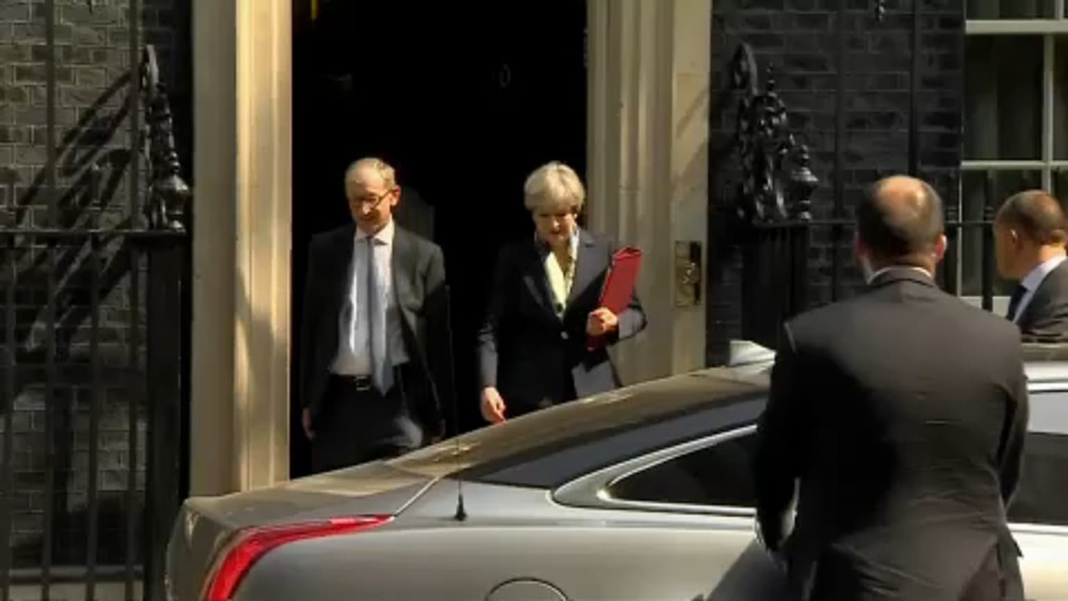 Dimiten dos ministros clave de Theresa May