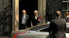 Dimiten dos ministros clave de Theresa May