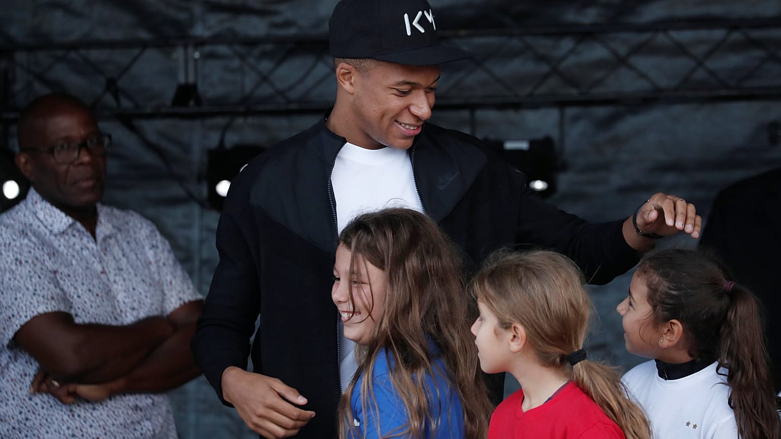 Bain de foule pour Kylian Mbappé 