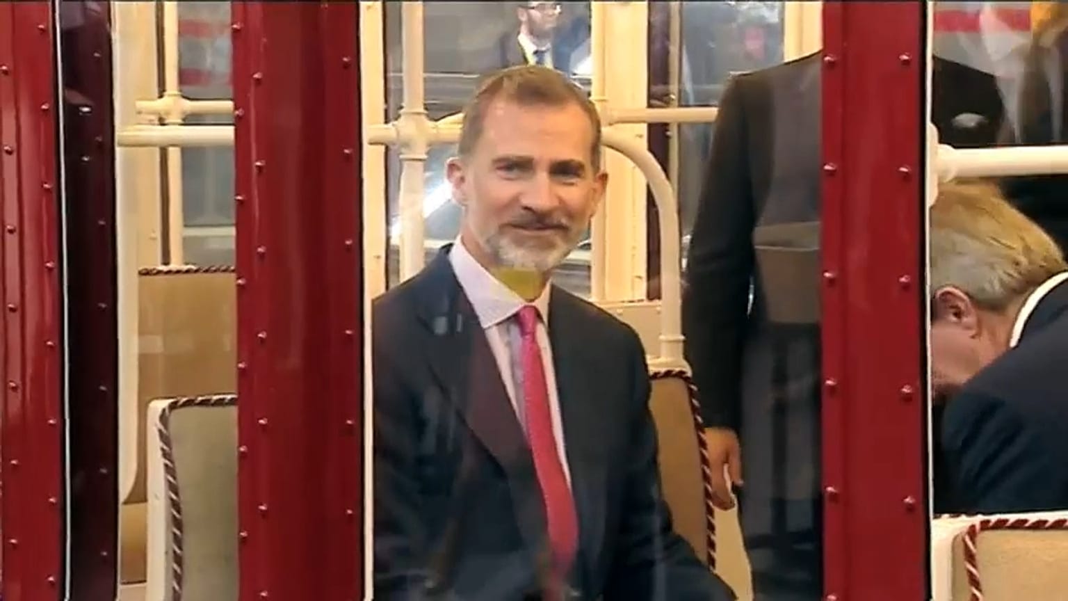 El rey Felipe VI en un tren antiguo del metro de Madrid.
