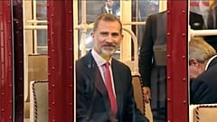 El rey Felipe VI en un tren antiguo del metro de Madrid.