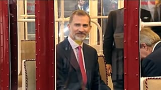 El rey Felipe VI en un tren antiguo del metro de Madrid.