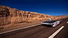 Veículos solares enfrentam deserto de Atacama