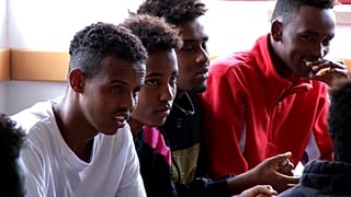 La nuova vita dei rifugiati dell'Aquarius in Portogallo