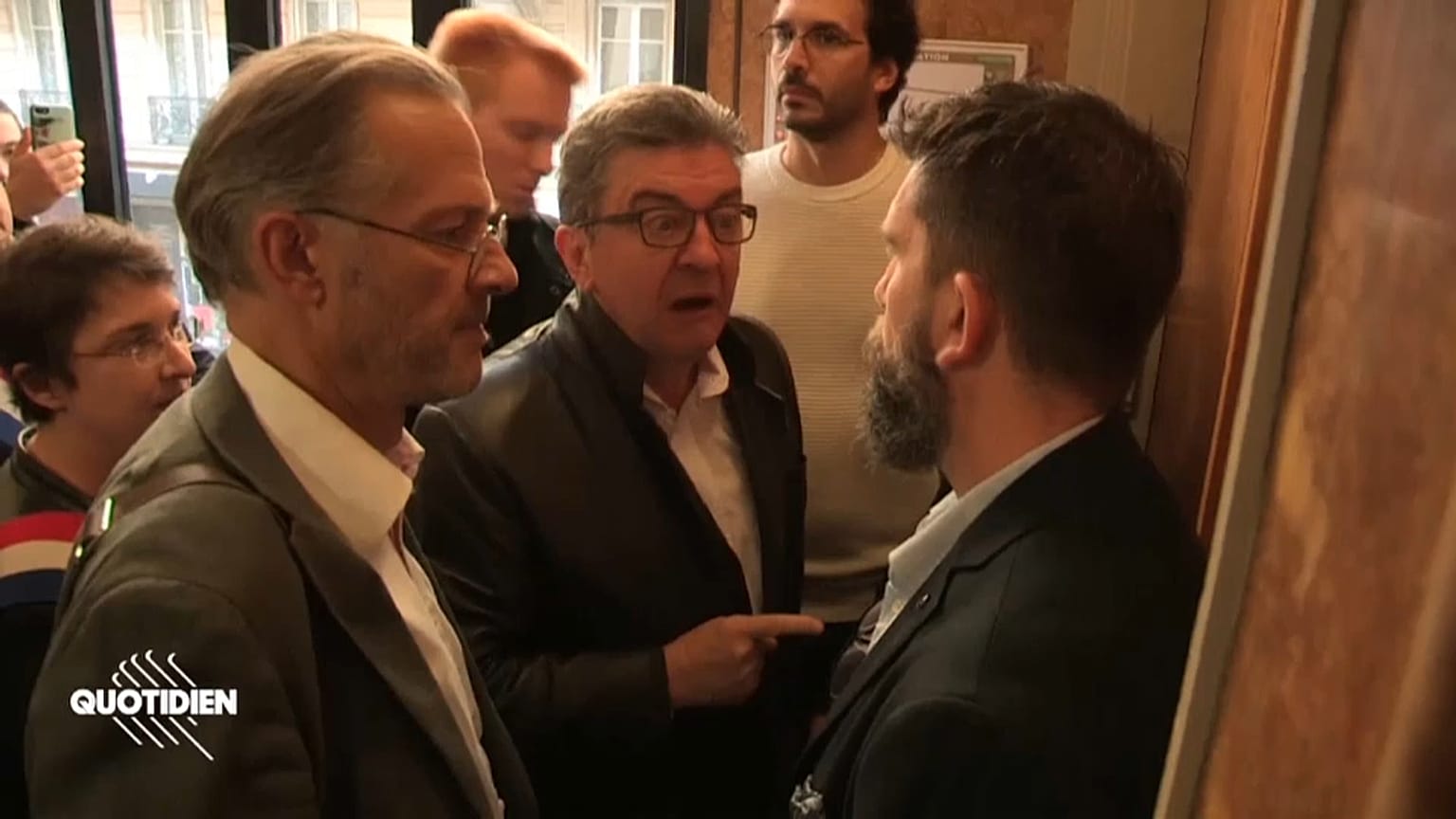 VİDEO | Fransa'da radikal sol parti lideri Melenchon mali polis tarafından sorgulandı