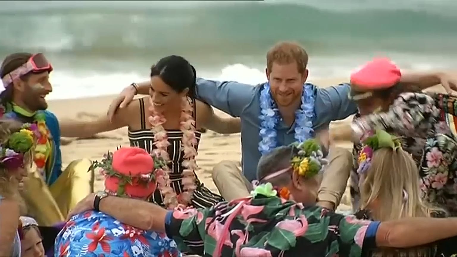Fesztiválhangulatban vegyül az ausztrálokkal a sussexi hercegi pár