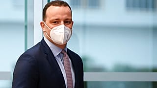 Almanya Sağlık Bakanı Jens Spahn, Türkiye'ye tatile giden gurbetçilerin ülkede yeni vakalara sebep olduğunu belirtiyor.