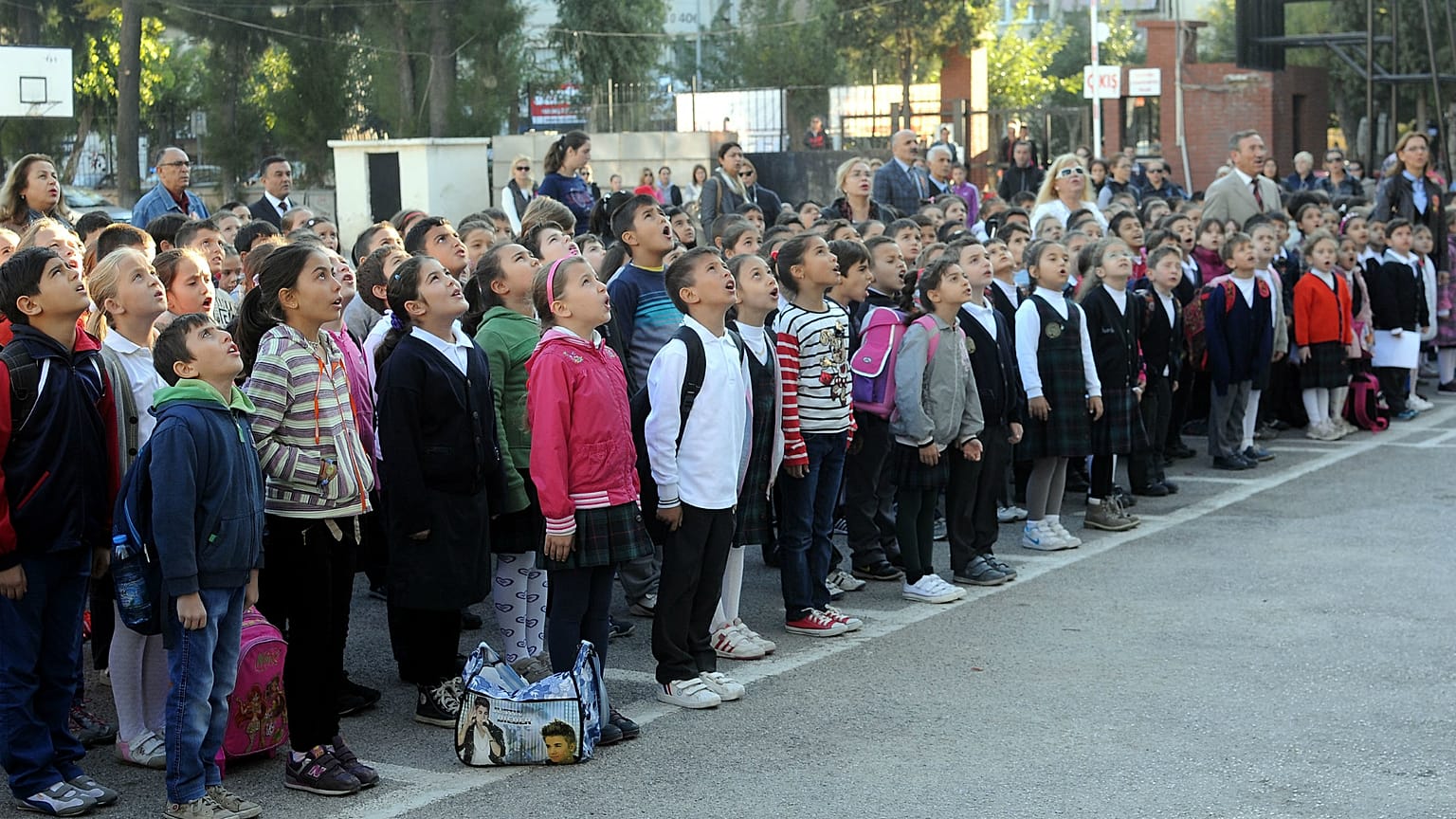 Danıştayın öğrenci andını kaldıran hükmü iptal etmesi siyasiler arasında tartışmaya neden oldu