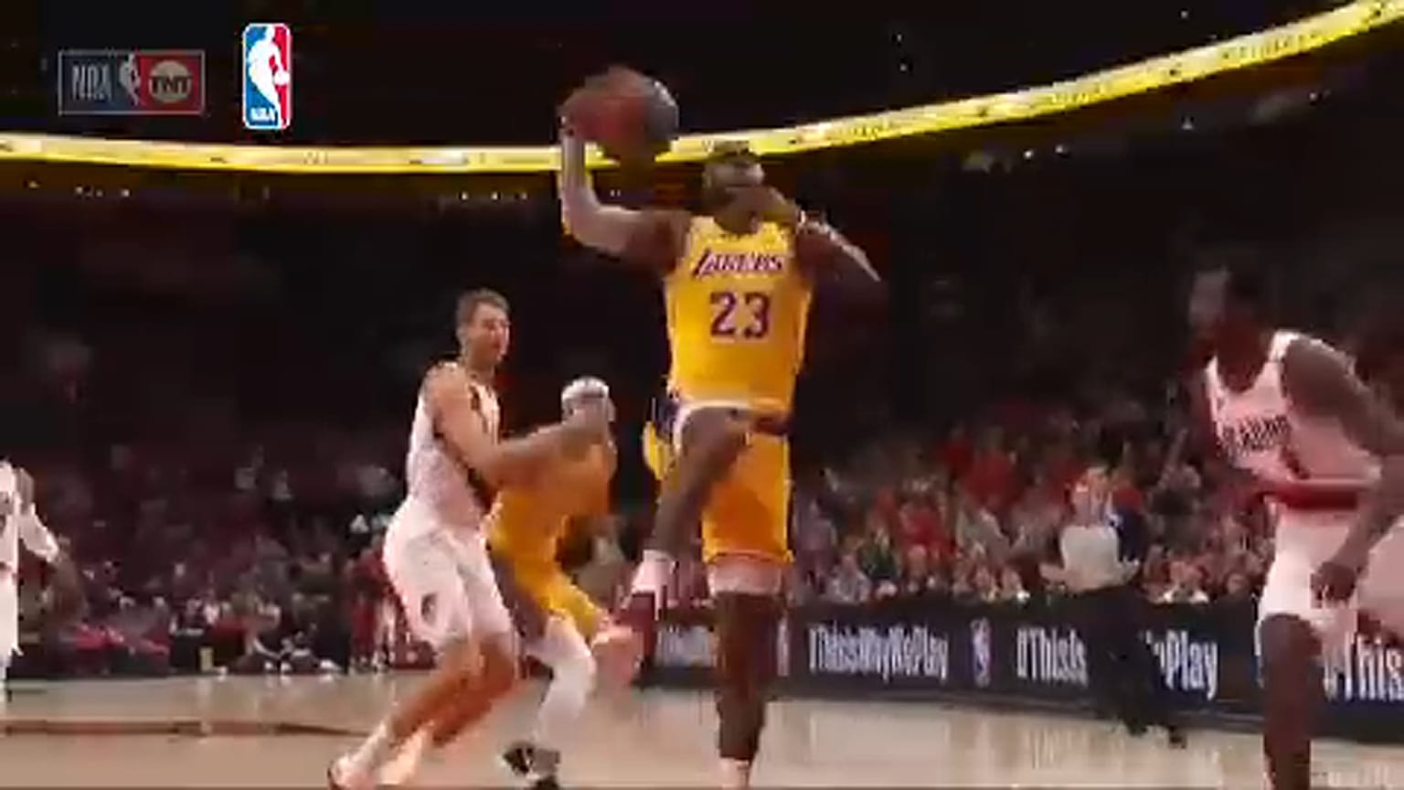 NBA: LeBron James vereséggel kezdett új csapatában
