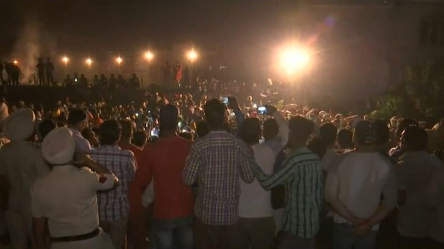 India: treno travolge folla, oltre 50 morti