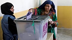 Afganistan'da seçimler 'teknik sorunlar' nedeniyle pazar gününe sarktı