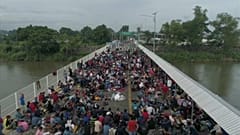 México frena la caravana de inmigrantes