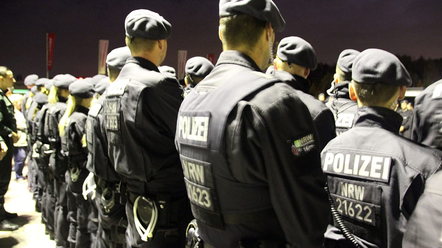 "Null Toleranz": Großeinsatz der Polizei gegen kriminelle Clans in 5 Shisha-Bars 