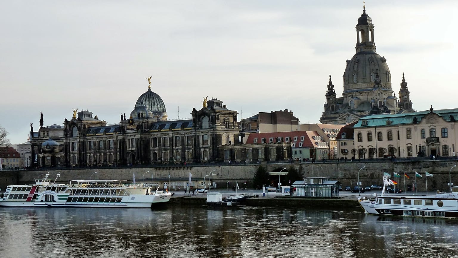 "Herz statt Hetze": Tausende demonstrieren in Dresden gegen PEGIDA