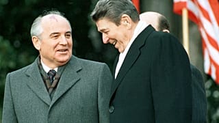 الرئيس الأمريكي رونالد ريغان والزعيم السوفييتي ميخائيل غورباتشوف-ديسمبر1987