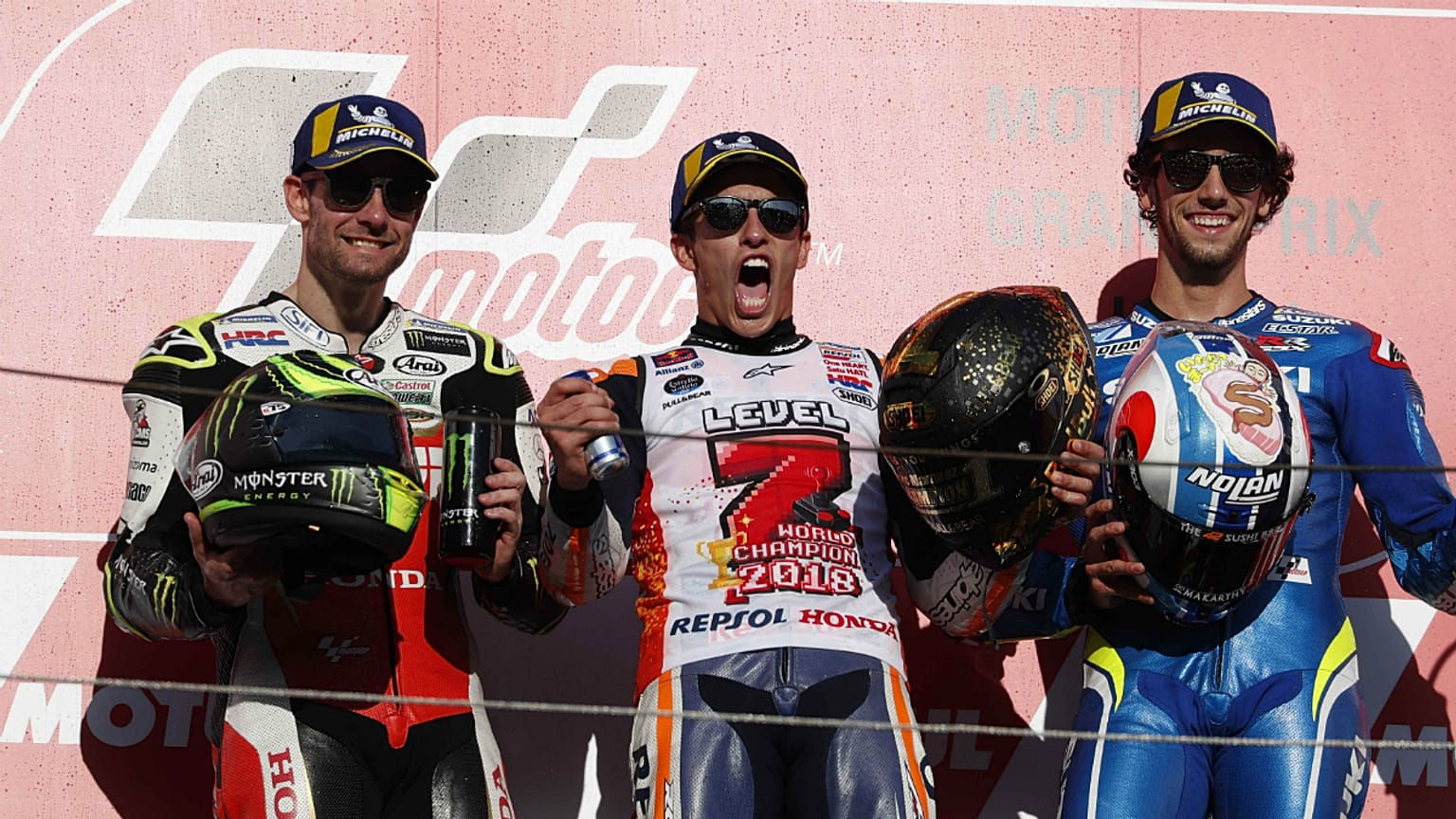 Cal Crutchlow (Honda) e Alex Rins (Suzuki) no pódio da festa do campeão