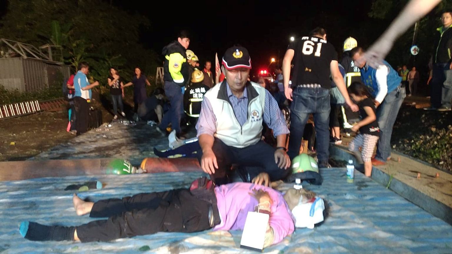 Al menos 17 muertos al descarrilar un tren en Taiwán