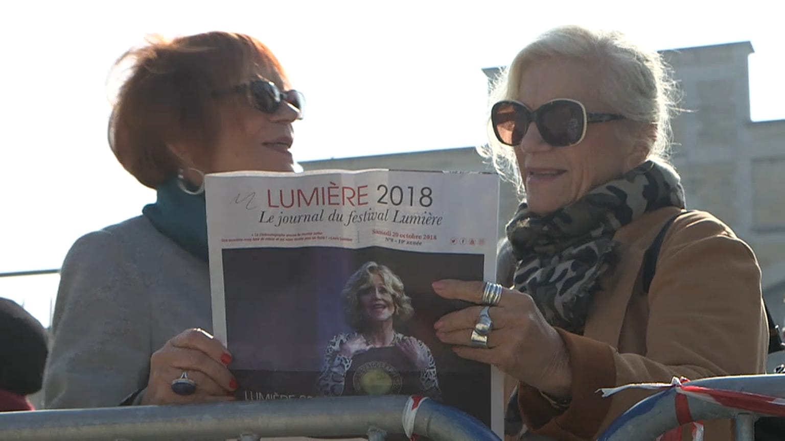Zwei Frauen sehen sich das Lumière-Festivalprogramm an