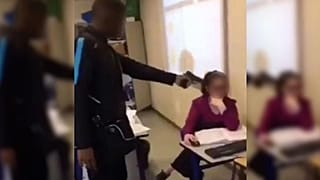 Capture d'écran de la vidéo où l'on voit l'adolescent braquer l'enseignante