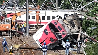 Ταϊβάν: Δεκάδες νεκροί μετά από εκτροχιασμό τρένου