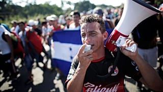 ¿Qué es la caravana de migrantes y por qué Trump arremete contra ella?