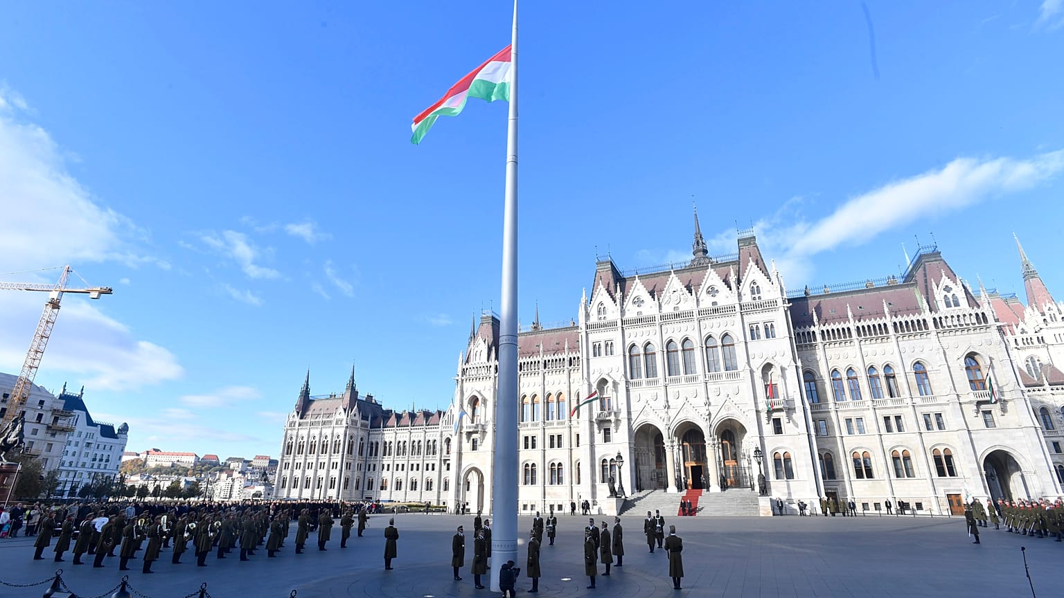 Felvonták a nemzeti lobogót a Parlament előtt