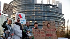 Tüntetés a műanyagok környezetre való hatásának csökkentéséért