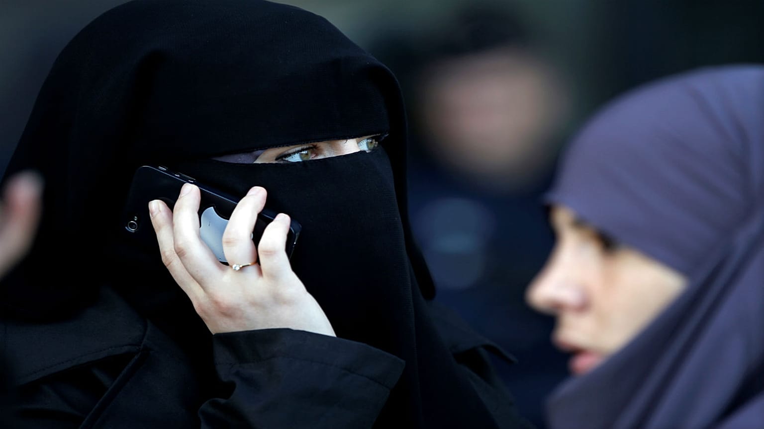 سيدة ترتدي النقاب في شوارع باريس 