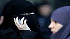 سيدة ترتدي النقاب في شوارع باريس 
