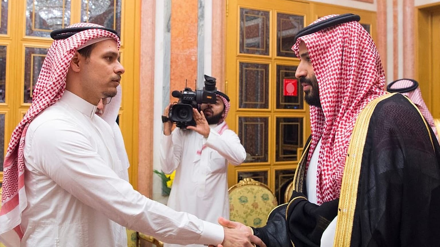 العاهل السعودي وولي العهد يقدمان العزاء لأسرة خاشقجي