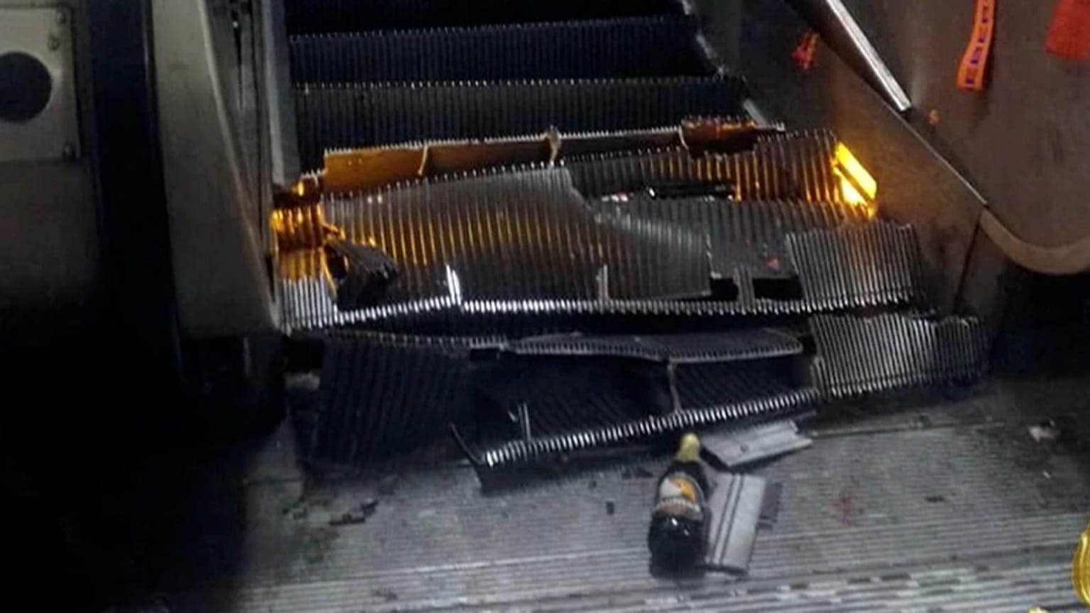 El hundimiento de una escalera mecánica siembra el pánico en el metro de Roma