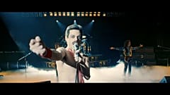 Rami Malek als Freddie Mercury während eines Konzerts im Film