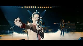 Rami Malek als Freddie Mercury während eines Konzerts im Film