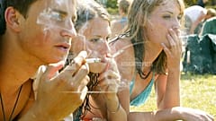 Turisti che fumano a Parigi nel 2003.