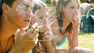 Turisti che fumano a Parigi nel 2003.