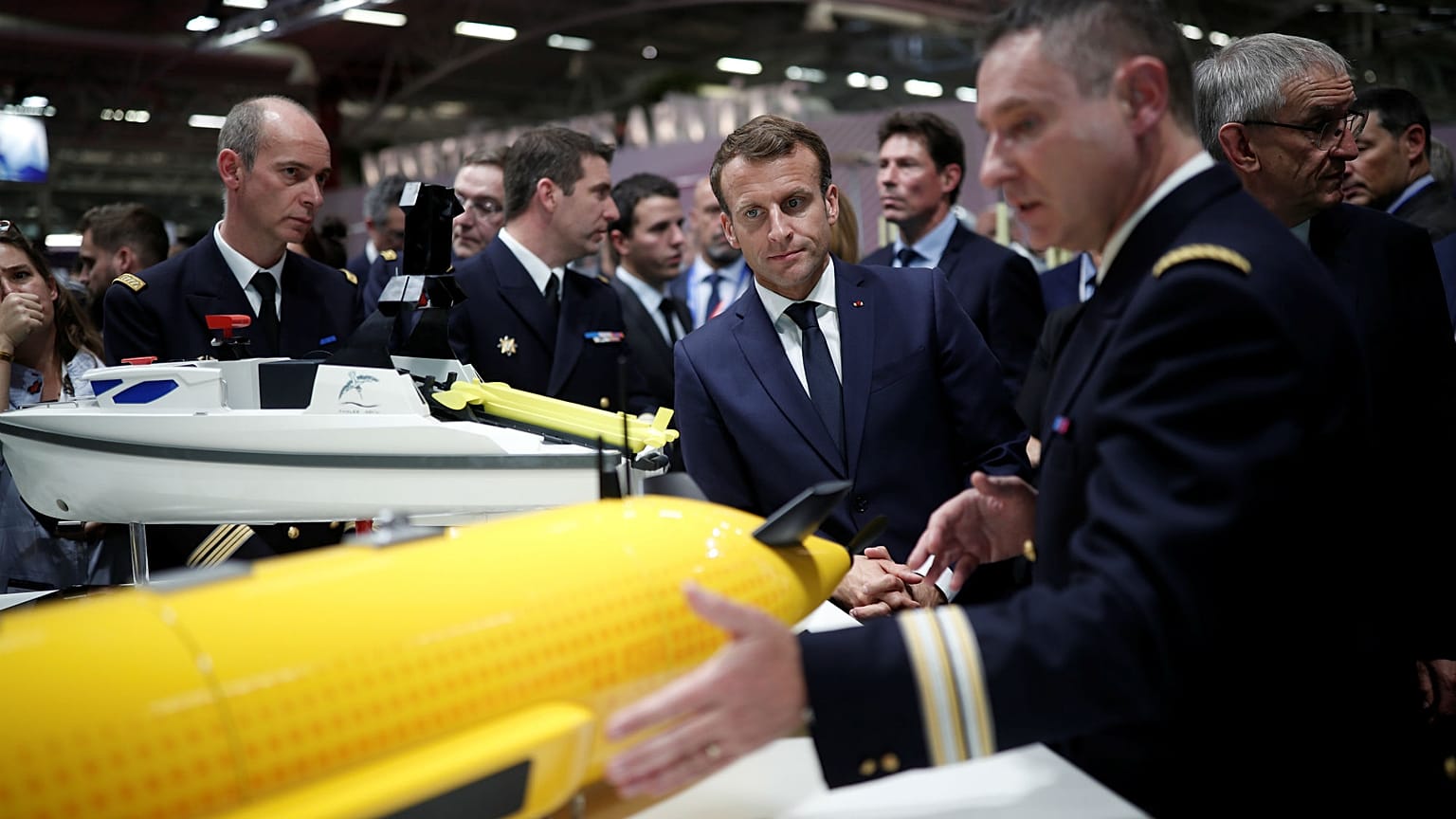 Macron Suudi Arabistan'a silah satışıyla ilgili soruları geçiştirdi