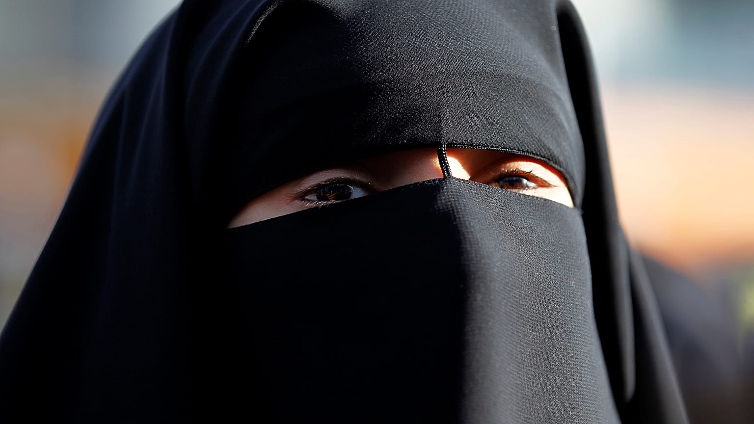 لجنة أممية: فرض فرنسا غرامة على امرأتين منقَبتين "انتهك" حقوقهما ويجب "تعويضهما" 